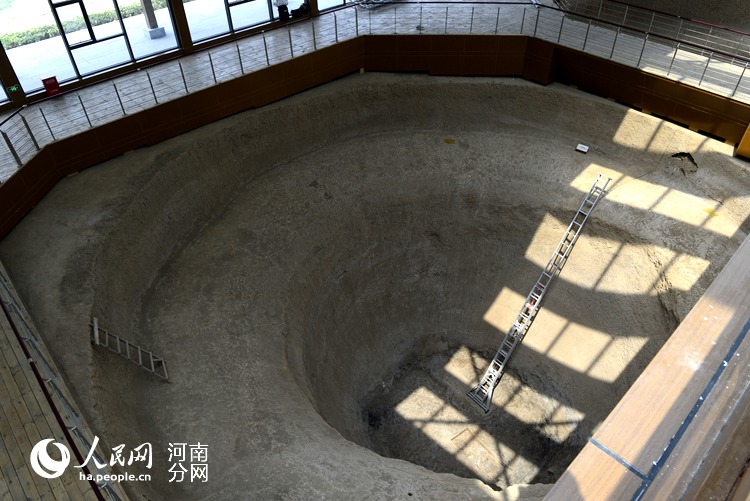 含嘉仓160号仓窖遗址 黑色的为炭化后的隋唐粮食