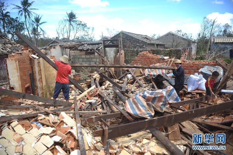 台风威马逊过后:海南群众积极开展灾后自救(