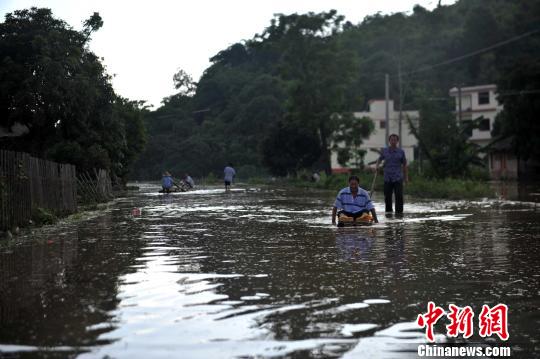 崇左市江州区政府生活区出现严重内涝。　蒋雪林　摄
