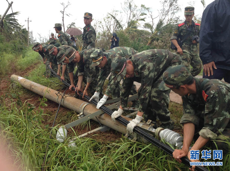 武警官兵协助电力部门修复电线杆.杨瑞明