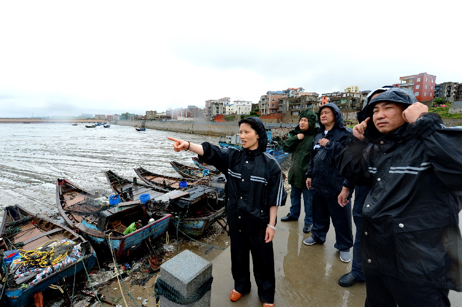 7月23日,福清市北坑边防派出所民警在台风登陆点—高山镇北垞海堤巡逻