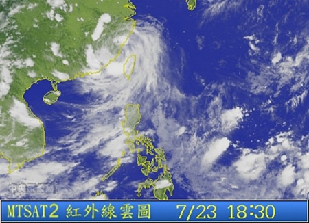 23日晚间雨带就落在澎湖。 台湾“东森新闻云”图