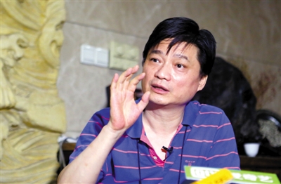 昨晚10时，崔永元在奥体中心举行小型媒体发布会，称其与方舟子的官司坚决不接受调解。新京报记者 浦峰 摄