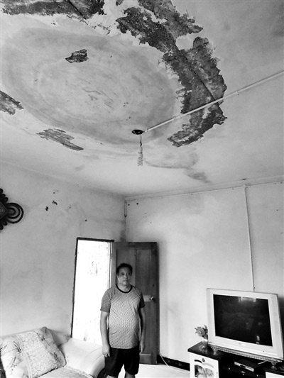  王孝万家屋顶严重漏雨，当年作为“接待家庭”被配置的电视机仍摆在屋中