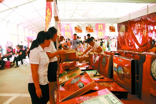 本次郑州百荣华中食品城月饼展销会吸引了40余家参展商,汇聚近百种