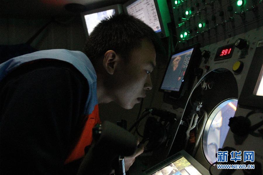 通过“蛟龙”号观测窗拍摄到的海底景象（7月23日摄）。
