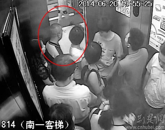 13岁少女逛商场胸部遭乱摸变态男曾多次作案