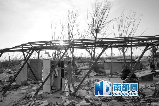 23日，海南省文昌市冯坡镇，一间板房在风灾中受损。 南都记者 谭庆驹 摄