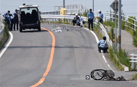 当地时间23日上午10时许，在小牧市的县道上，行人发现交通事故遇难者及自行车。