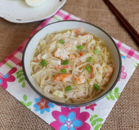 美味爱心早餐 鲜虾蟹肉蔬菜面