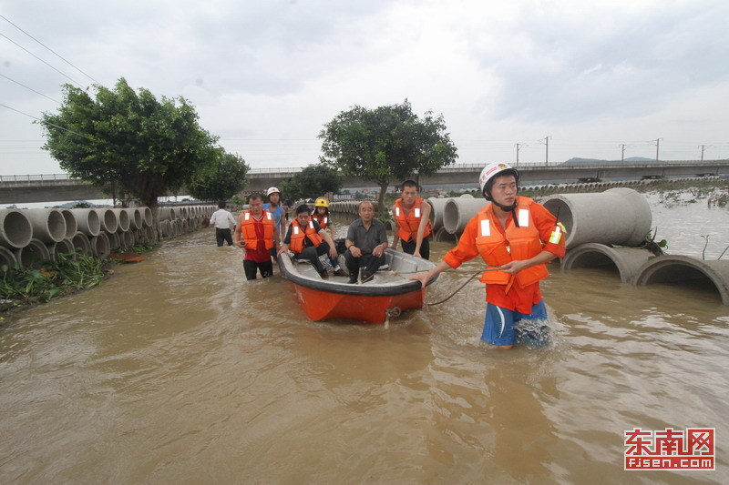 【组图】连江:强降雨致村民被洪水围困 消防抢救137人(组图)