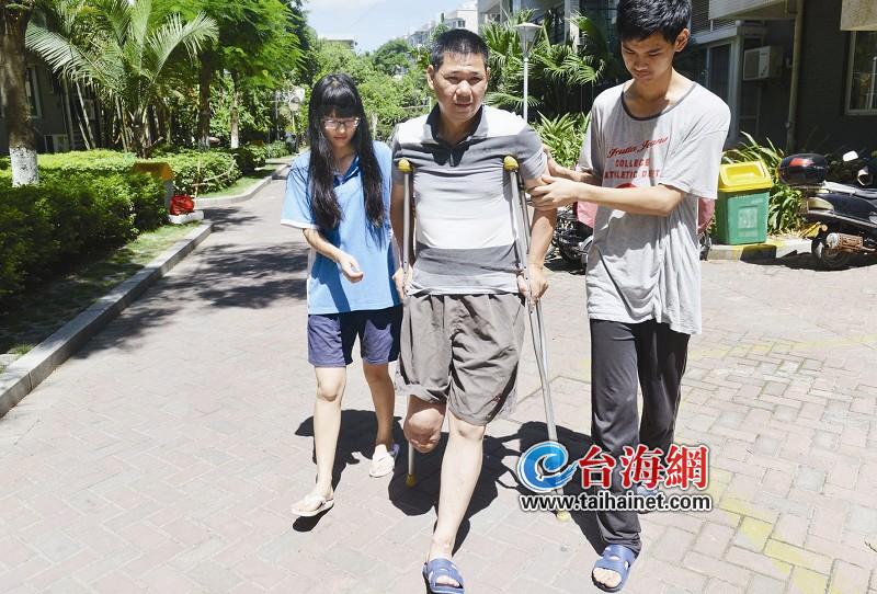 兄妹俩就是父亲的拐杖(组图)-中国学网-中国IT综