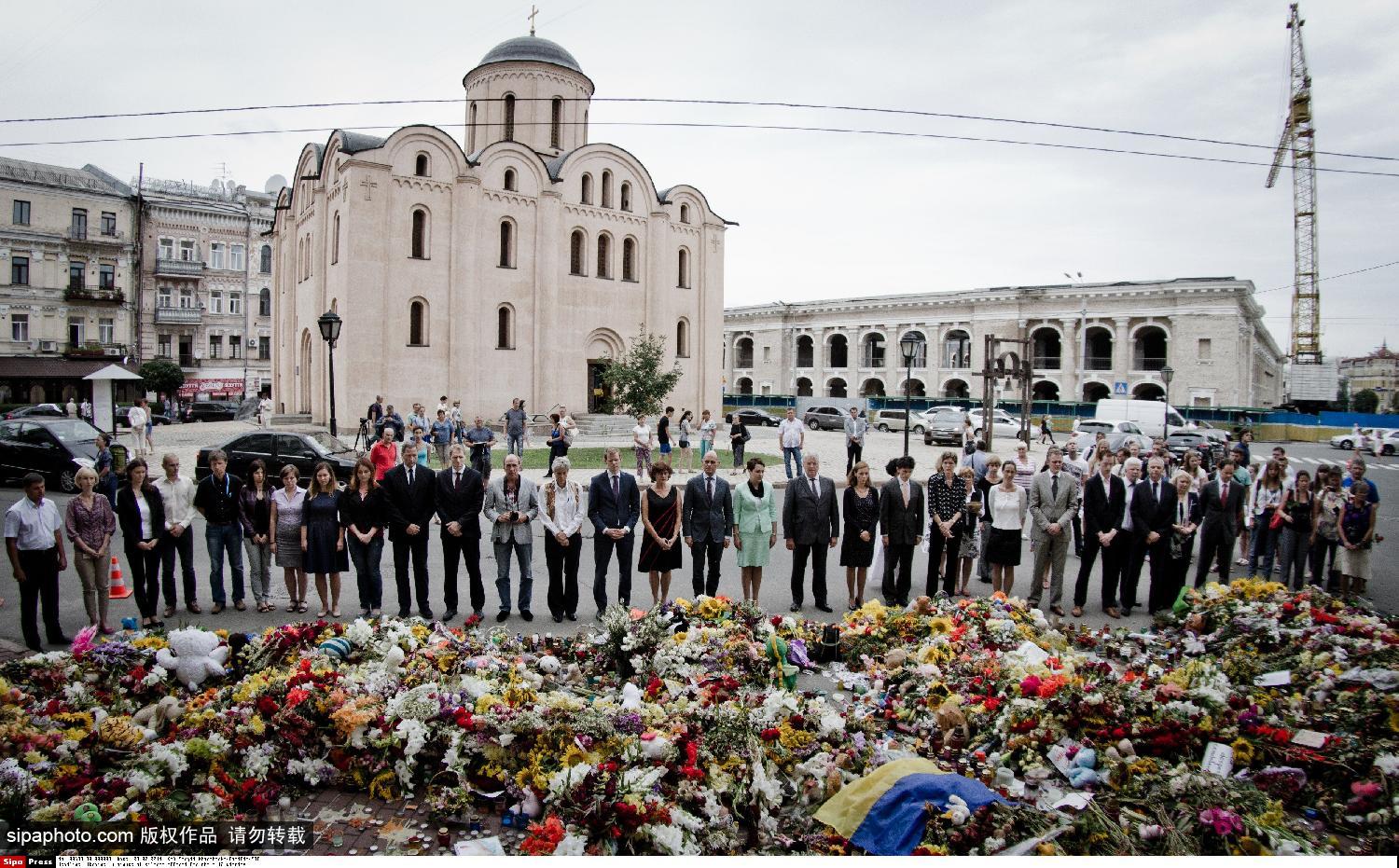 荷兰驻乌克兰大使馆举行默哀仪式 悼念MH17遇