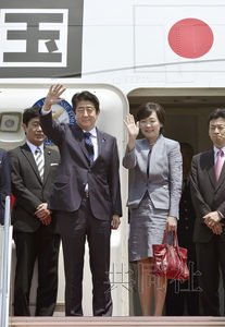 首相安倍晋三携夫人昭惠前往中南美5国进行访问。