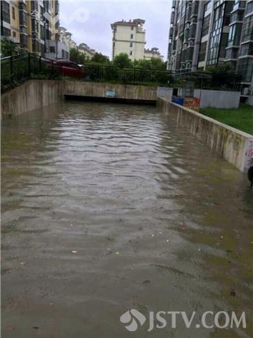 淮安:台风影响降暴雨 城市变成"威尼斯(组图)