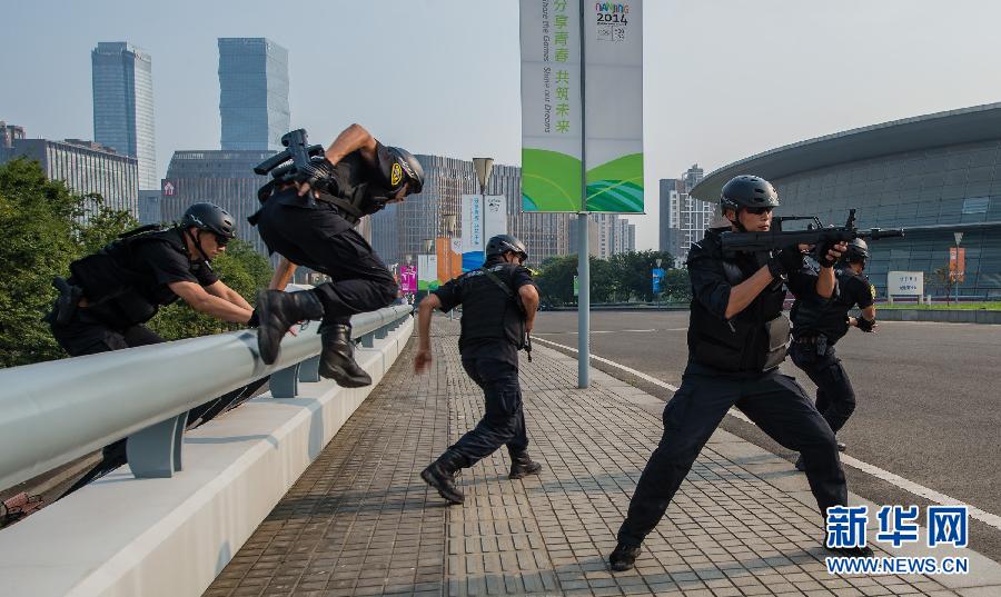 南京特警举行防暴恐演练 保障青奥会安全(组图)