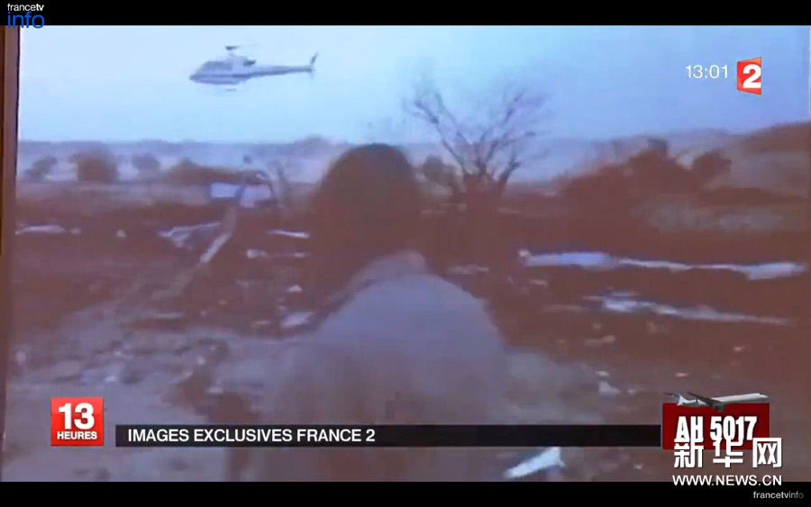这张7月25日获取的法国电视2台截图显示在马里失事坠毁的阿尔及利亚航空公司客机AH5017的残骸。