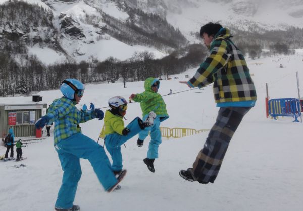 冬日亲子游 如何教你的孩子滑雪