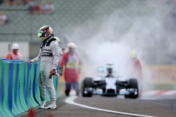 图文:F1匈牙利站排位赛 汉密尔顿离场