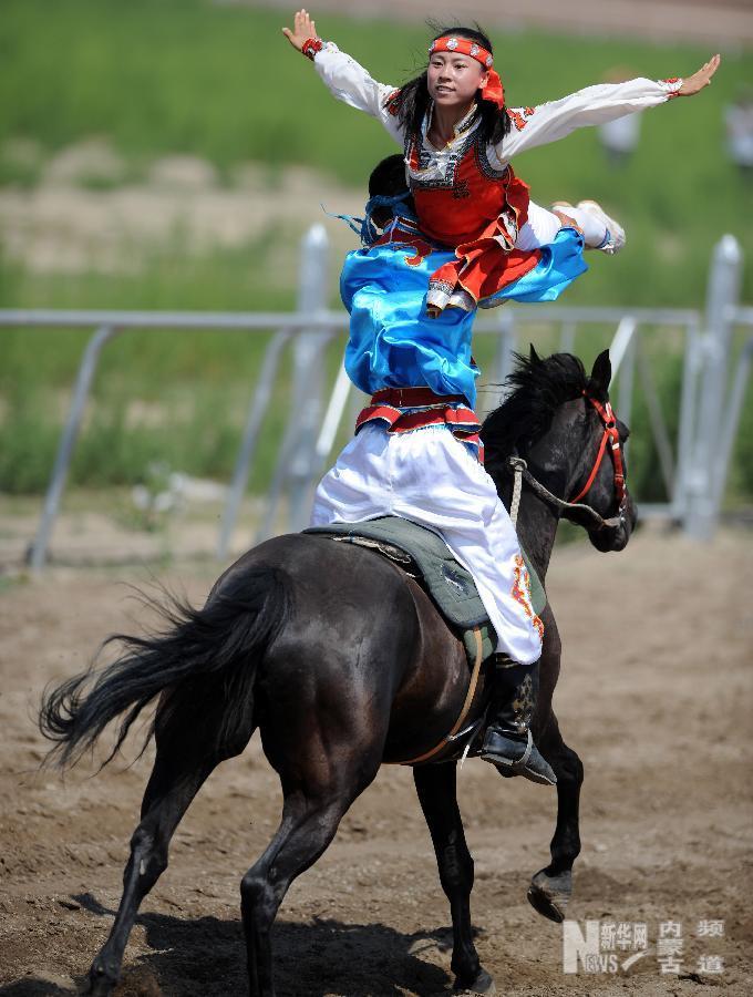 7月26日,内蒙古马术学校的骑手在特技表演赛中.