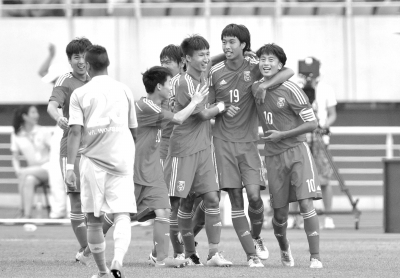 7月27日,中国国青队球员孙维文右二进球后与队