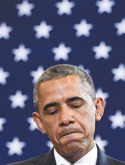 7月21日，奥巴马在华盛顿一个市政厅会议上发表演讲，表情凝重。