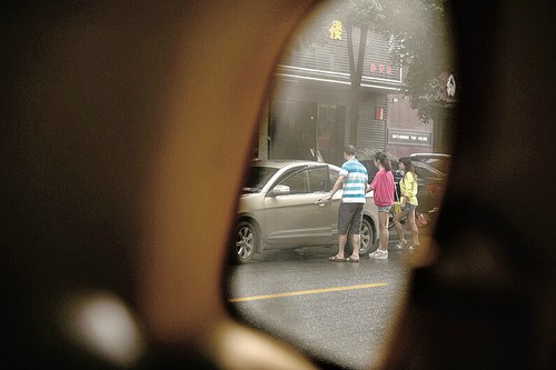 图为:武昌晒湖附近一家中医诊所门前,不时有来自全国各地的“雇主”现身