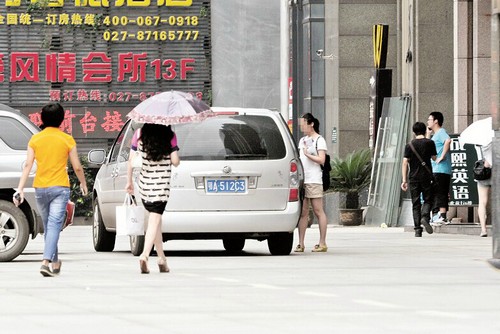 图为:本报记者假装应征“代妈”,登上代孕公司的车辆前去体检