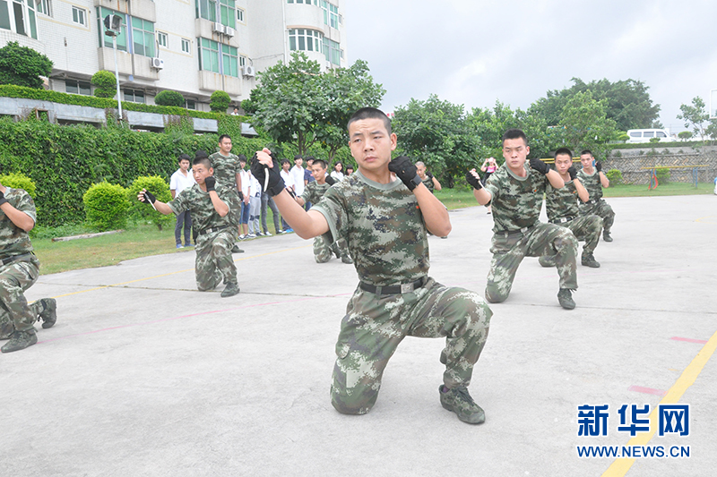 边防官兵进行匕首操表演