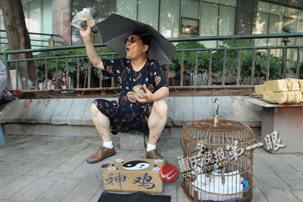 为了吸引大家来算命,王黔大声吆喝举手投足间像及了"算命大师".
