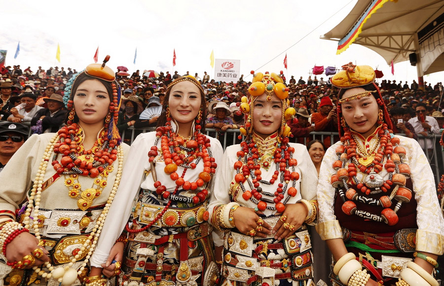 最美的藏族服饰在玉树(组图),果洛藏族美女服饰,玉树