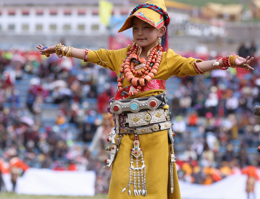 最美的藏族服饰在玉树(组图),果洛藏族美女服饰,玉树