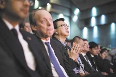 25日,吉隆坡,马来西亚交通部长廖中莱(左三)参加一次为马航空难遇难者举行的祈祷会。