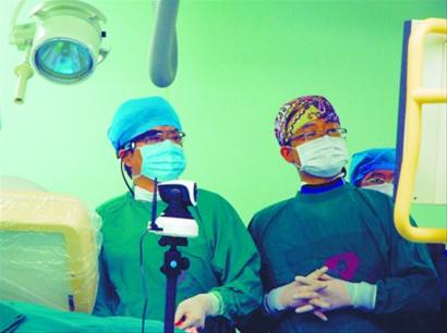 佩戴谷歌眼镜的医生在手术中。资料图片
