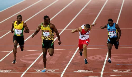 图文英联邦运动会男子百米在比赛中冲刺