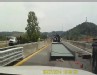 [汽车安全]巨型钢梁碰护栏 脱落车头拧翻