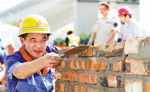 7月29日上午,渝中区在化龙桥建设工地举办全区建筑行业青年劳动技能