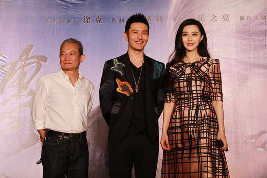 范冰冰《白发魔女》成都首映 吃串“翻牌子”萌招频出