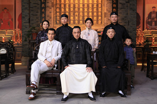 《京城81号》“范远安”李晓川（后左二）霍家全家福