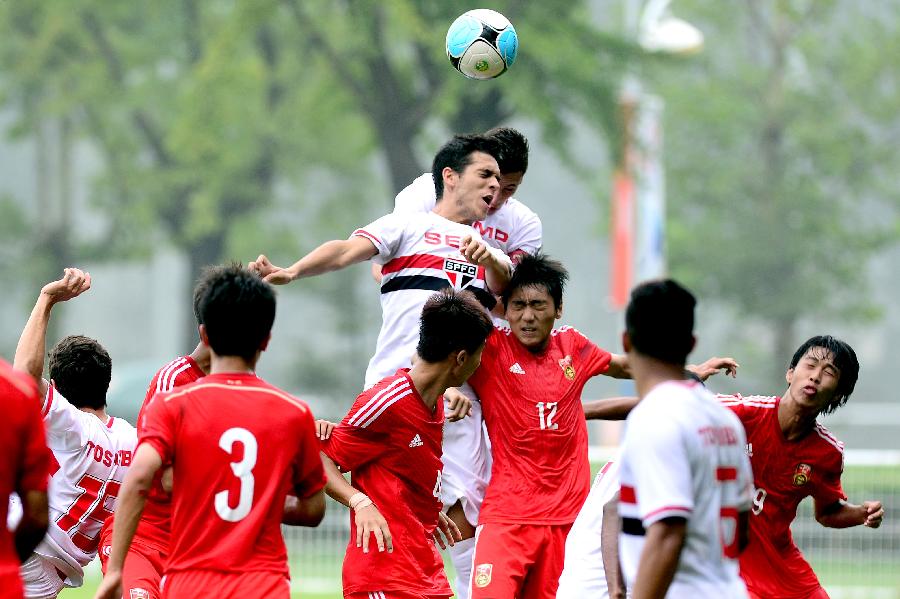 (体育)(3)足球--潍坊杯:中国国青队不敌巴西圣保
