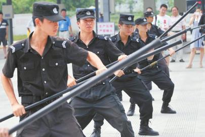 7月29日,成都公交集团防暴恐巡查大队安保人员展示防暴处突能力。