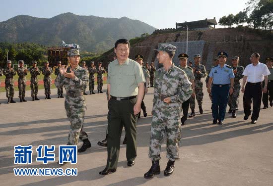 这是7月30日，习近平看望慰问第31集团军某师官兵。 新华社记者李刚摄