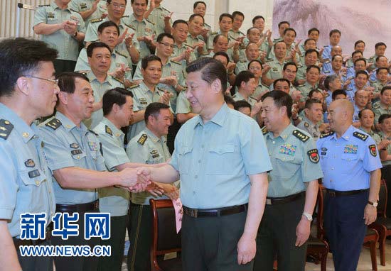 这是7月30日，习近平亲切接见驻福州部队师以上领导干部。 新华社记者李刚摄