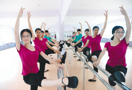 7月31日,形体们在辽宁音乐馆暑假学生戏曲班上礼仪课.形体妇女说课ppt图片