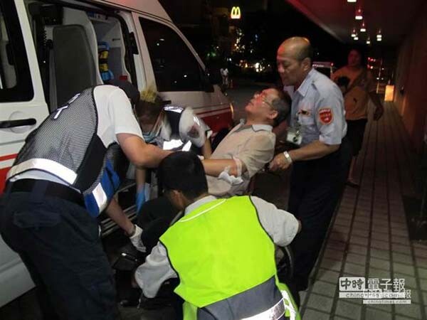 高雄市前镇瓦斯爆炸，伤员送高医等大型医院急救。吕素丽摄（图片来自网络）