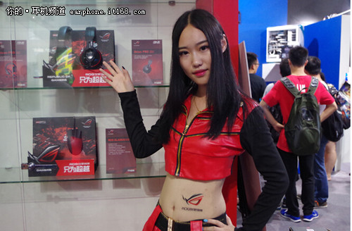 妩媚showgirl难敌华硕电竞耳麦