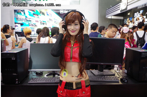 妩媚showgirl难敌华硕电竞耳麦
