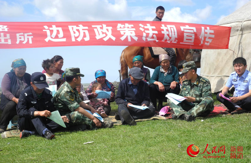 边防官兵将法律宣传放进蒙古包.韩婷 摄