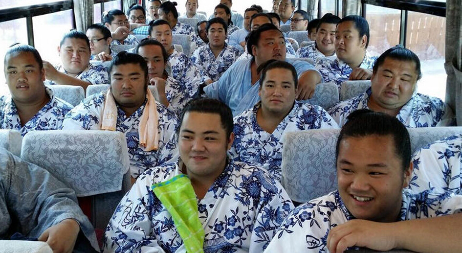 日本相扑选手集体坐飞机照网络爆红 网友:明显