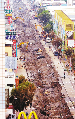 整条柏油路面被掀翻